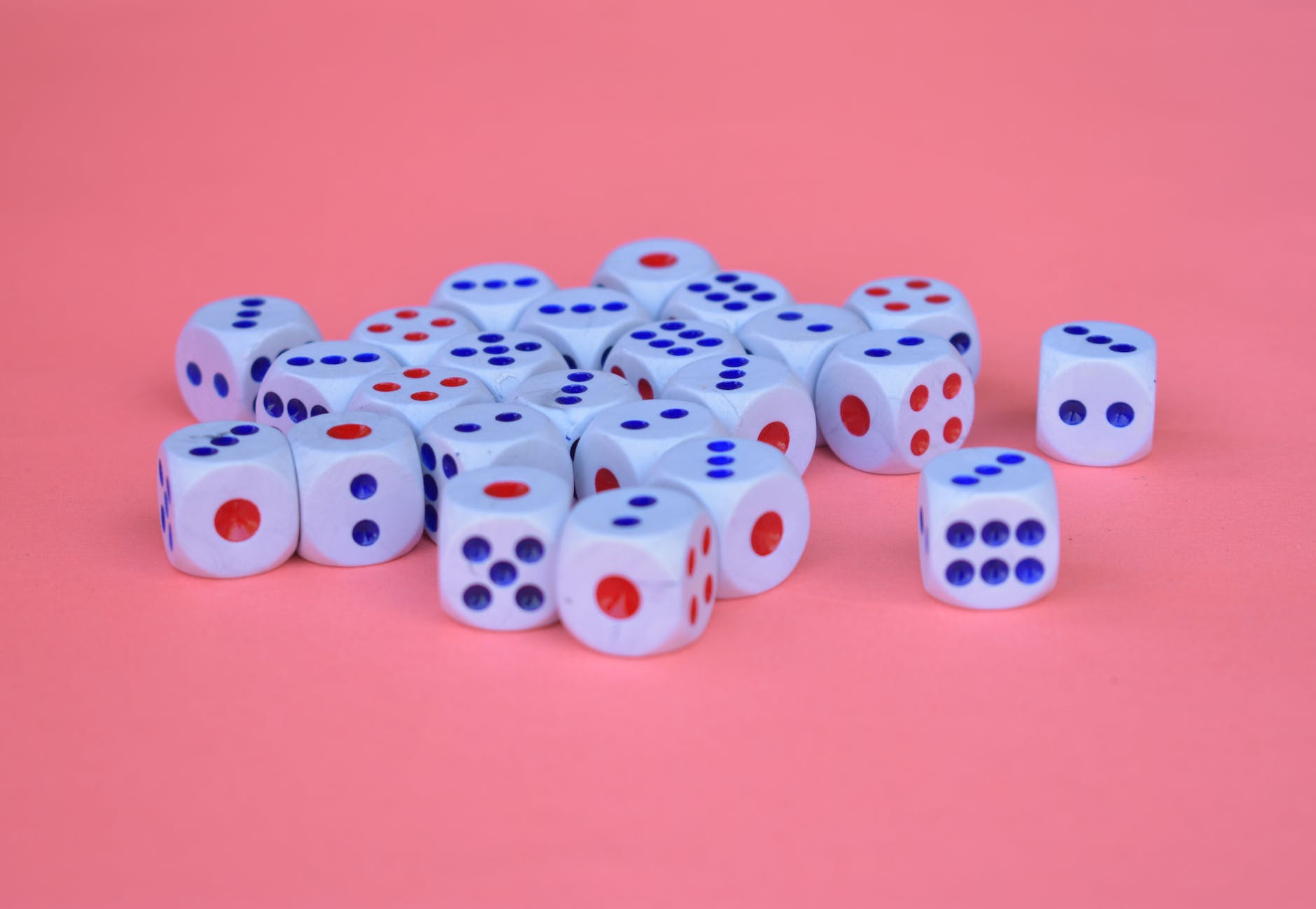 OBMEP 2021 - Questão 05 - Nível 1 - O jogo de dominó tem 28 peças  diferentes. As peças são 